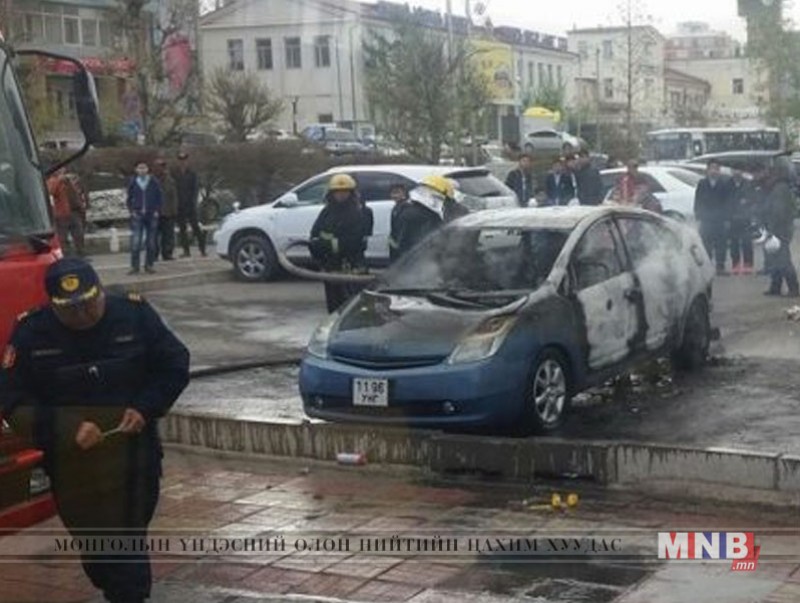 Зогсоол дээр тавьсан “Приус-20” автомашин шатжээ