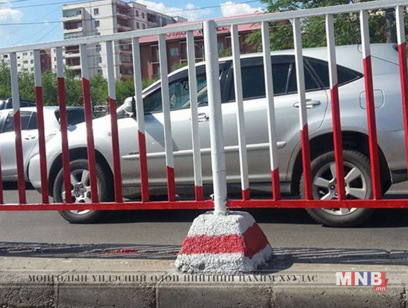 Замын байгууламжийн засвар, арчлалтыг хийж байна