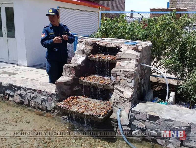 Өнгийн гэрлэн чимэглэл бүхий усан оргилуур байгуулжээ