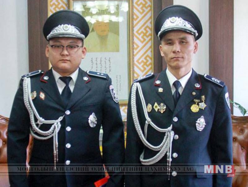 Гурван хүүхдийн амийг аварсан цагдаа нарыг "Цагдаагийн алдар" тэмдгээр шагналаа