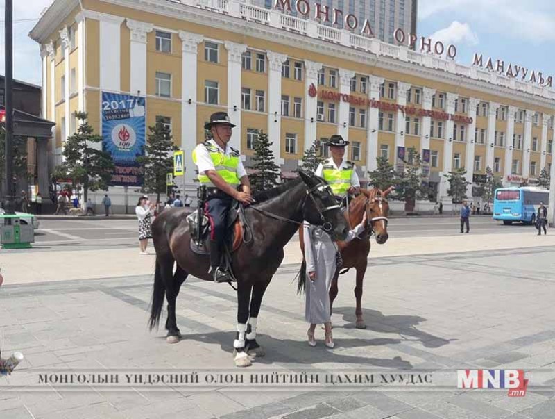 Хэдэн бор цагдаадаа "баярлалаа" гэж хэлсэн үү... /фото/