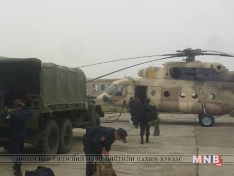 Алба хаагчдыг нисдэг тэргээр түймрийн голомтод хүргэхээр нислээ