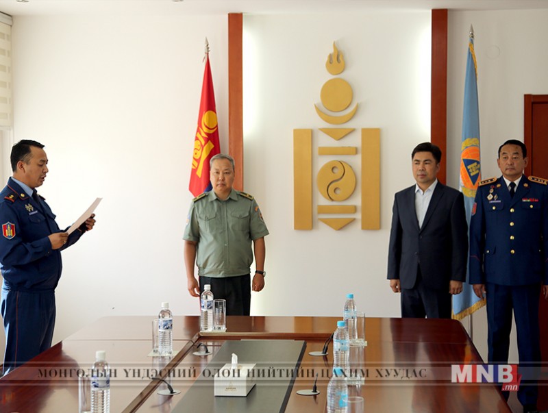 Өмнөговь аймгийн Засаг дарга Н.Наранбаатарт бэлтгэл дэд хурандаа цол олголоо