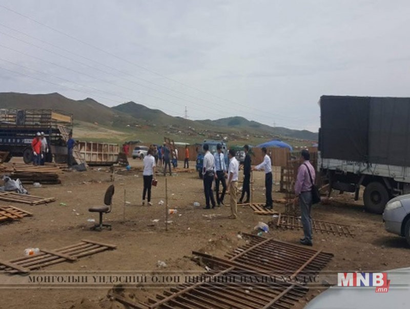 Зөвшөөрөлгүй бүсэд мал худалдаалж байсан газруудыг татан буулгав