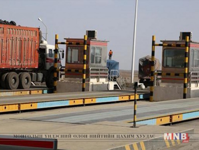 Замын-Үүд-Эрээний боомтоор зорчиж буй автомашиныг шалгана