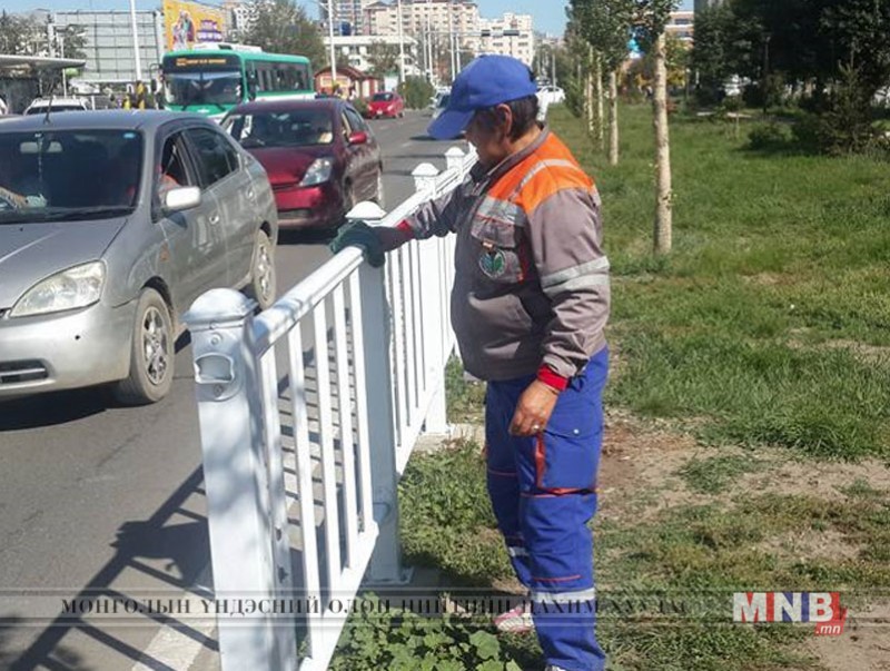 Нийтийн эзэмшлийн гудамж талбайн тоноглолыг угааж өнгө үзэмжийг сайжрууллаа