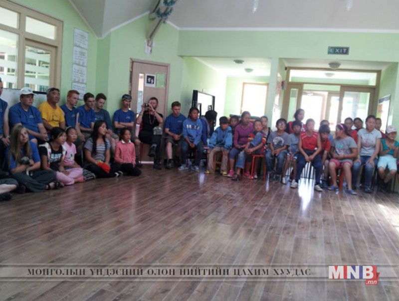 “Эрдэм” асрамжийн төвийн хүүхдүүдэд 18 сая төгрөг хандивлалаа