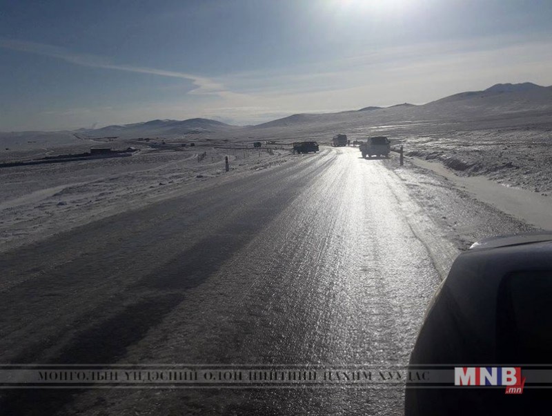 Орон нутгийн замд мөсөн бүрхүүл тогтсон байна