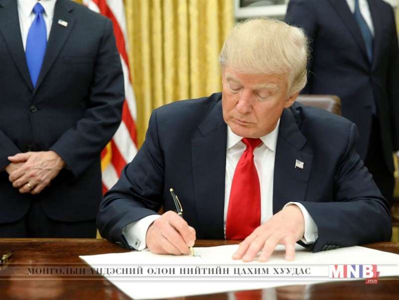 Дональд Трамп "Обамакэйр" хөтөлбөрийг цуцлах баримт бичигт гарын үсэг зурлаа