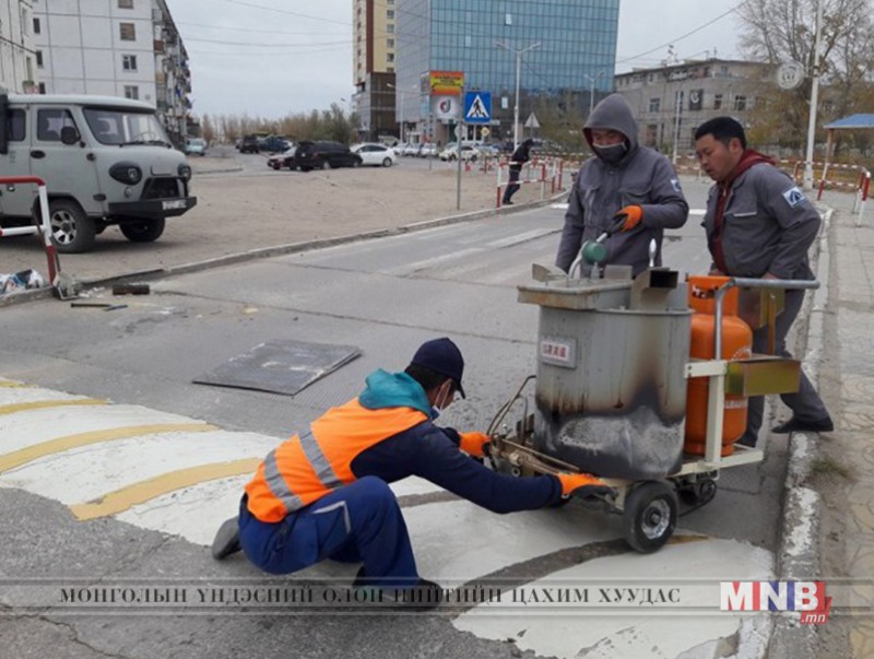 Хурд сааруулагчийн тэмдэглэгээг зориулалтын будгаар сэргээж байна