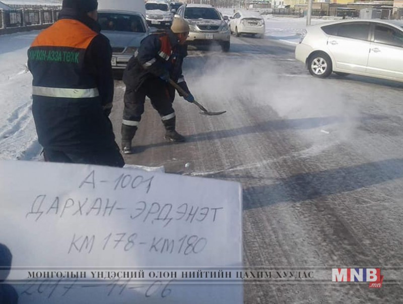 Дархан-Эрдэнэт чиглэлийн замд цас хайлуулагч бодис цацаж байна