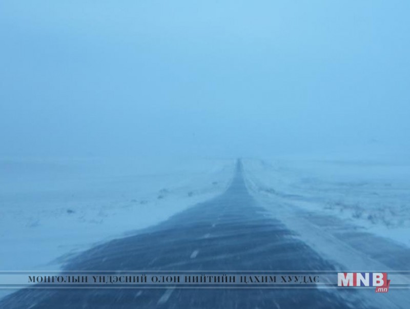 Орон нутгийн замд явган цасан шуургатай байна