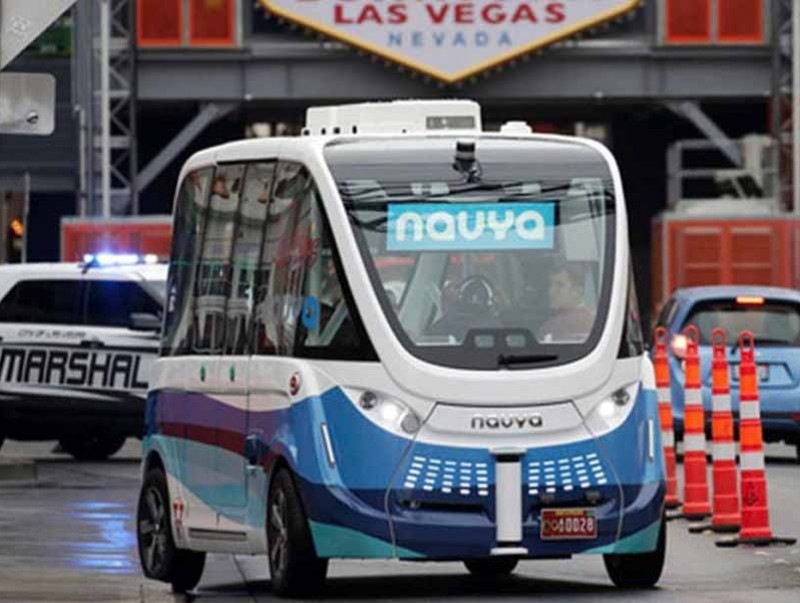Замын хөдөлгөөнд оролцож явсан “Navya” жолоочгүй автобус осол гаргажээ