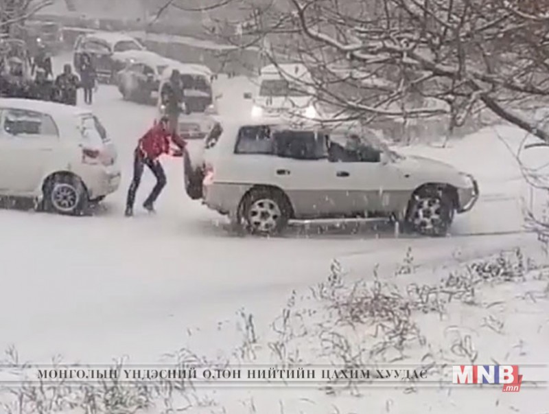 Гудамжны цас мөсөө цэвэрлэж чадаагүй хэмээн эрх баригчдыг прокурорынхон шалгаж байна