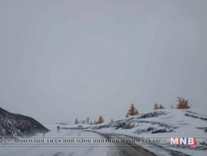 Цасанд суусан автомашиныг татаж гаргав