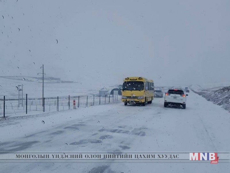 Орон нутгийн замд халтиргаа гулгаа үүссэн байгааг анхааруулж байна