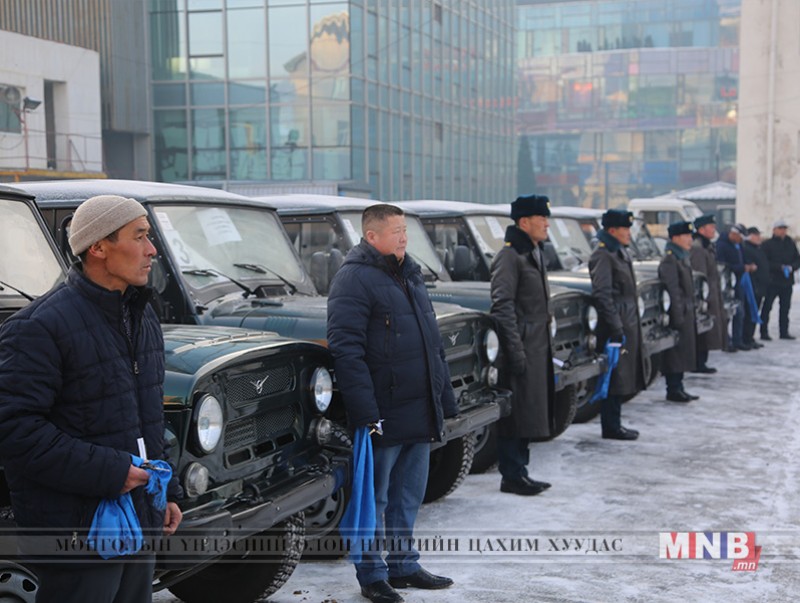 Зарим аймагт шуурхай албаны автомашин олголоо