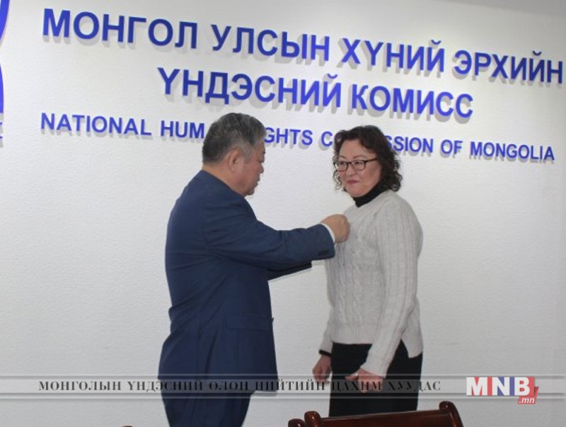 Иргэний нийгмийн байгууллагын төлөөллийг “Хүний эрх” тэмдгээр шагналаа