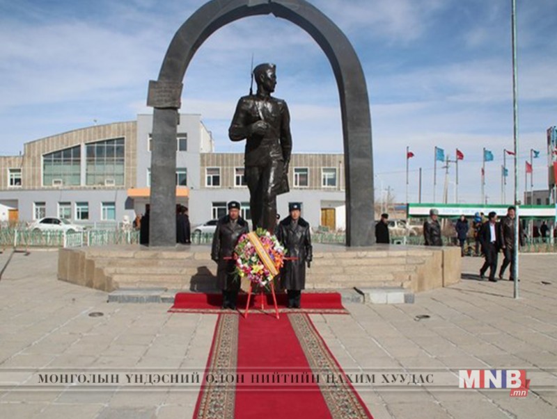 Монгол Улсын баатар М.Жанчивын талбайд цэцэг өргөв