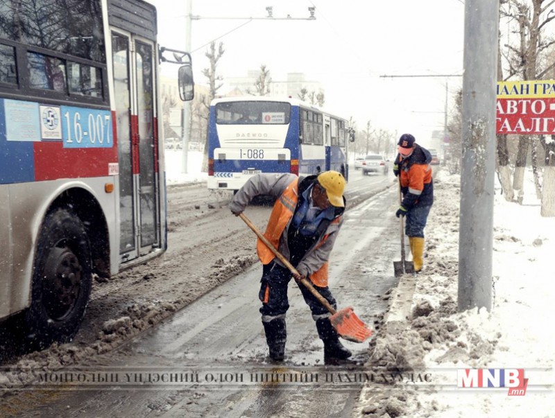 Орчноо цэвэрлэж, халтиргаа, гулгаанаас болгоомжил
