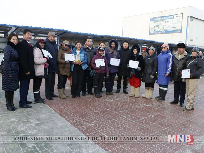 “Эрдэнэтчүүд Эрдэнэтчүүддээ хайртай" дэд хөтөлбөрийн хүрээнд 10 иргэнд батламж гардууллаа