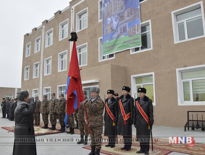 331 дүгээр ангийнханд байлдааны тугийг нь гардуулан өглөө