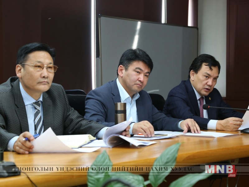 Өвөлжилт хүндрэлтэй байгаа аймгуудад өвс, тэжээл хүргэгдээд байна