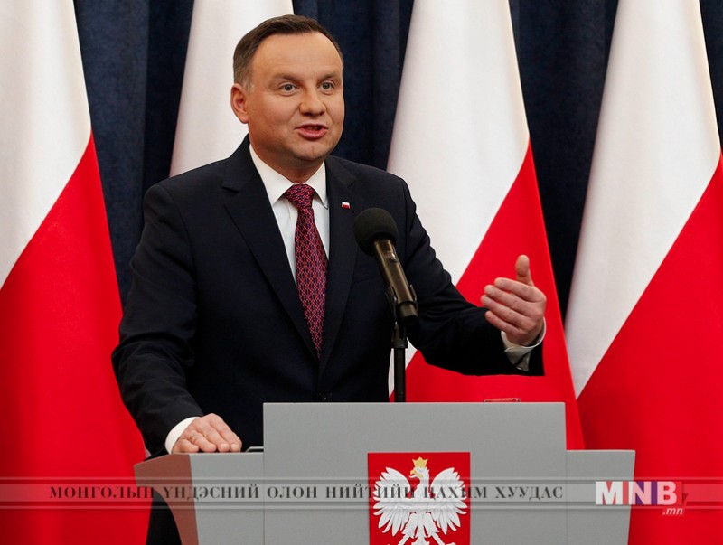Польшийн ерөнхийлөгч шүүхийн системд өөрчлөлт хий тухай хоёр хуульд гарын үсэг зурлаа