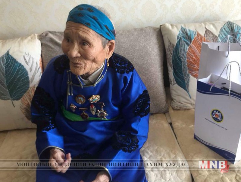 Анхны эмэгтэй тээвэрчин Б.Сосор дулаан байрандаа өвөлжиж байна