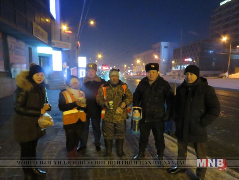 Зам талбайн үйлчлэгч нарыг халуун аарцаар цайллаа