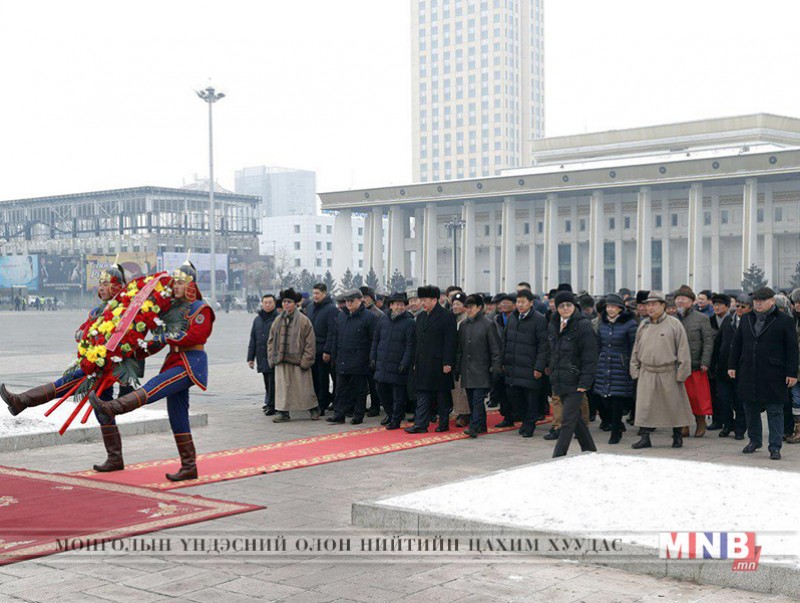 Д.Сүхбаатарын хөшөөнд цэцэг өргөж, Их эзэн Чингис хааны хөшөөнд хүндэтгэл үзүүлэв