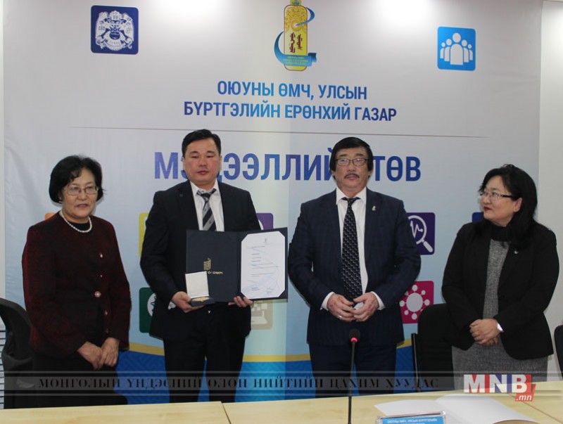 Монгол эмчийн бүтээсэн мэс заслын багаж дэлхийн оюуны өмчийн шилдэг бүтээлээр шалгарчээ