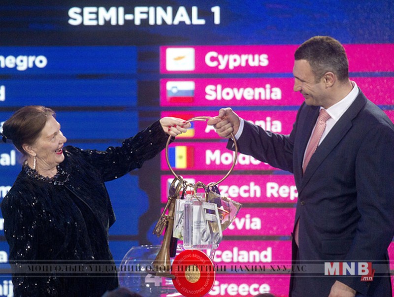 “Евровишн 2018” тэмцээний бэлэг тэмдгийг Лиссабон хот хүлээж авлаа
