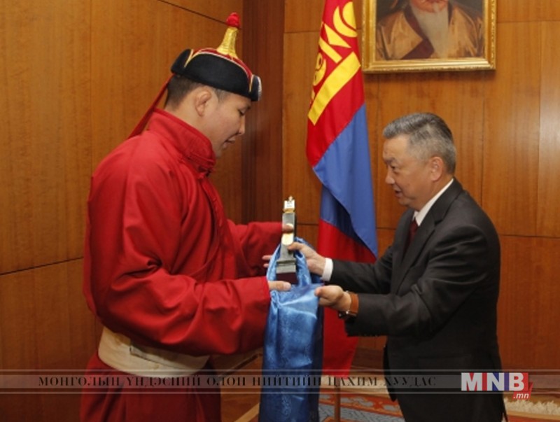Т.Баасанхүүд Ерөнхийлөгчийн нэрэмжит үүрд хадгалагдах цомыг гардуулж өглөө