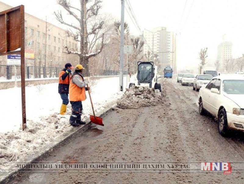 Орчноо цэвэрлэж, халтиргаа, гулгаанаас болгоомжил