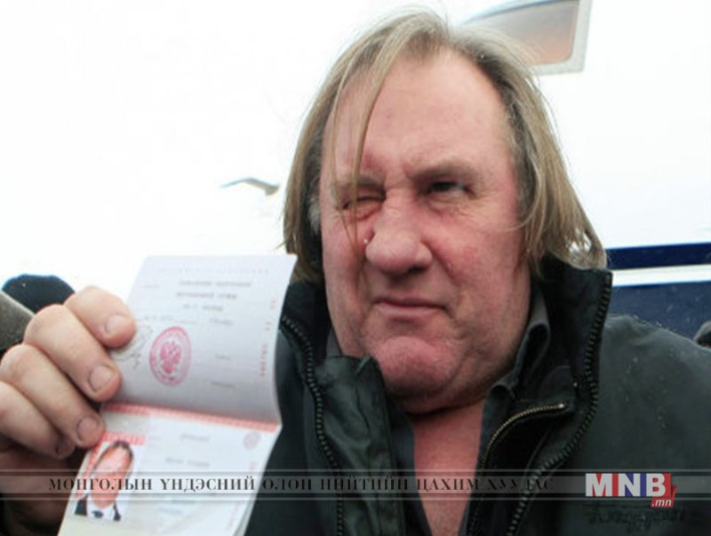Жерар Депардье иргэншилээ дахин сольж, Алжираар овоглогдох болов