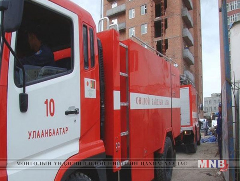 Угаалгын машинд гацсан гурван настай хүүхдийг аварчээ