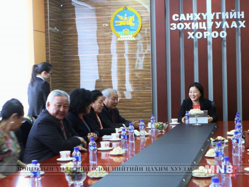 Ахмад настнууддаа ажлаа тайлагнаж, санал зөвлөгөөг нь сонслоо