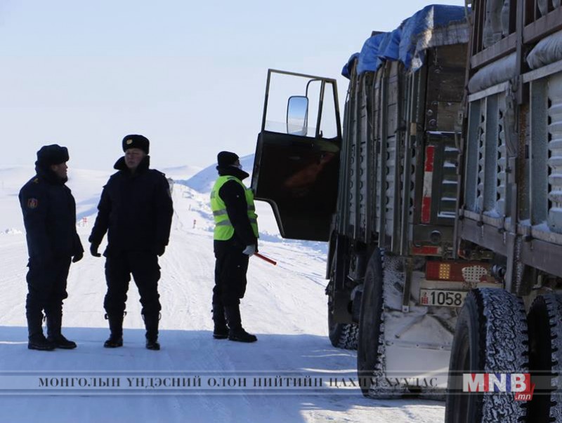 Үхсэн малын мах тээвэрлэж яваад саатуулагджээ