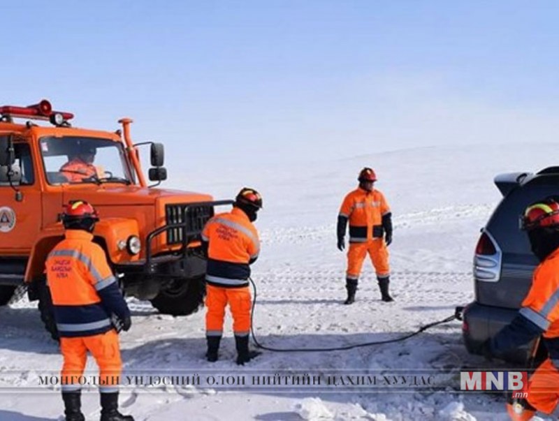 Цасан шуурганд төөрсөн иргэдийг авран хамгаалж ажиллалаа