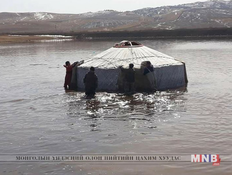 Шар усны үерт автсан хоёр айлыг нүүлгэн шилжүүлжээ