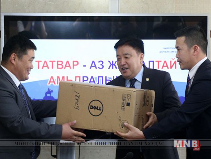 Нийслэлийн татварын газарт компьютер, тоног төхөөрөмж гардууллаа