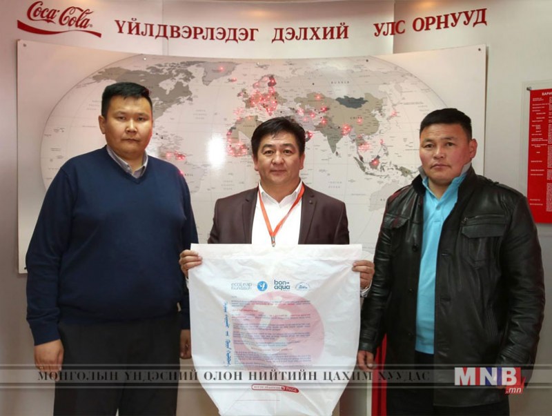 Горхи-Тэрэлжийн байгалийн цогцолборт газарт байгальд ээлтэй хогийн уут хүлээлгэн өглөө