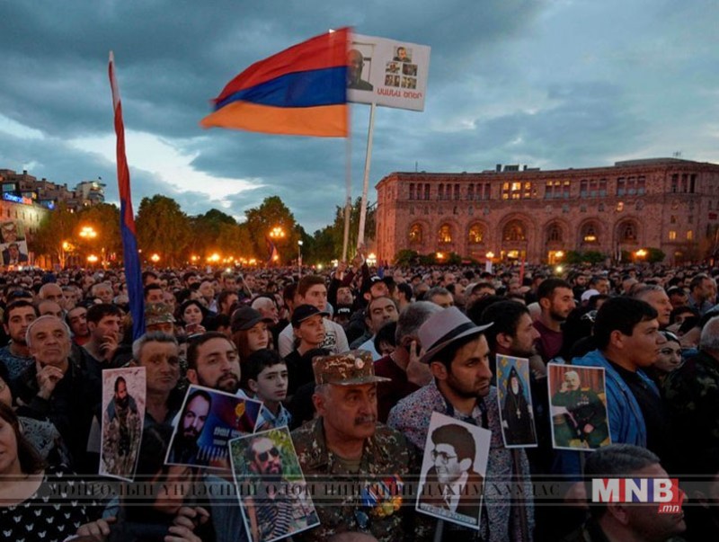 Арменийн сөрөг хүчний тэргүүн Пашинян эсэргүүцлийн жагсаал цуглаанаа зогсоохыг уриаллаа