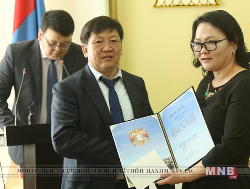 Хөдөлмөр, нийгмийн хамгааллын салбарынхныг шагналаа