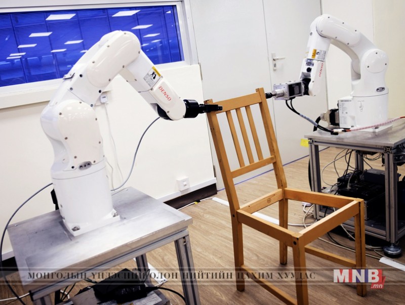 3D Камераар тоноглогдсон роботын төхөөрөмж сандалыг 20 минутад угсарчээ