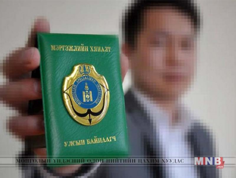 Улсын байцаагчийн нэрээр луйвар хийж байсан этгээдийг илрүүлэн шалгаж байна