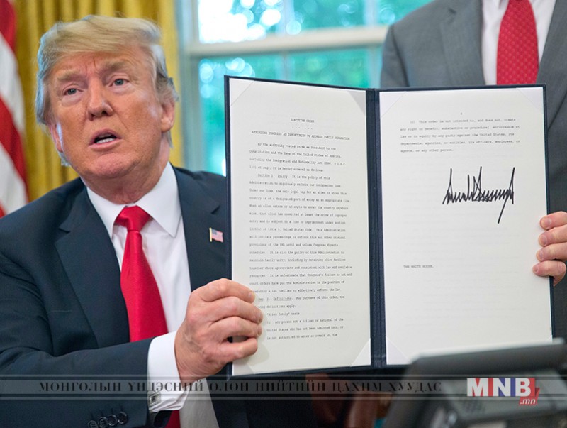 Трамп хууль бус цагаачдын гэр бүлийг салгадаг практикаа зогсоох тухай зарлигт гарын үсэг зурлаа