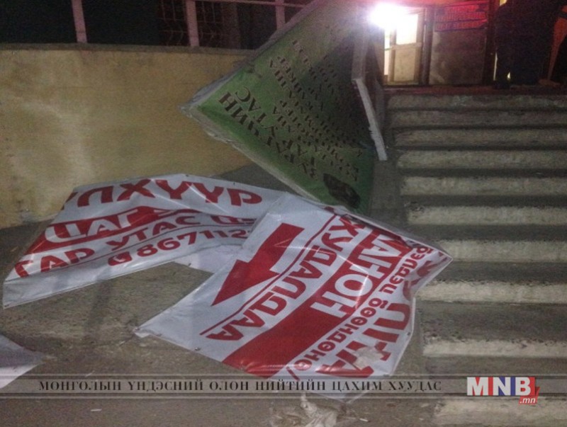 Зөвшөөрөлгүй байрлуулсан хаягийн байгууламжийг буулгаж байна