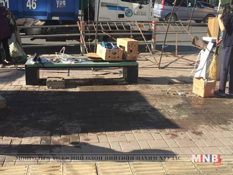 Нийтийн эзэмшлийн зам талбайд зөвшөөрөлгүй байрлуулсан лангуу, сүүдрэвч зэргийг буулгалаа